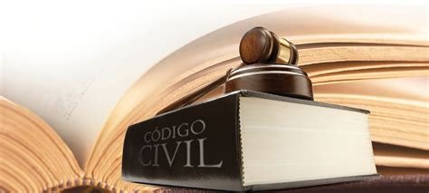 Livro código civil com martelo de juiz.